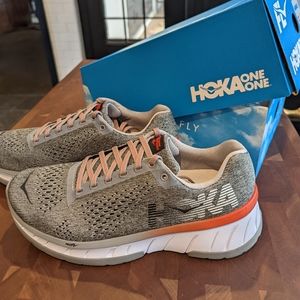 Hoka One one CAVU